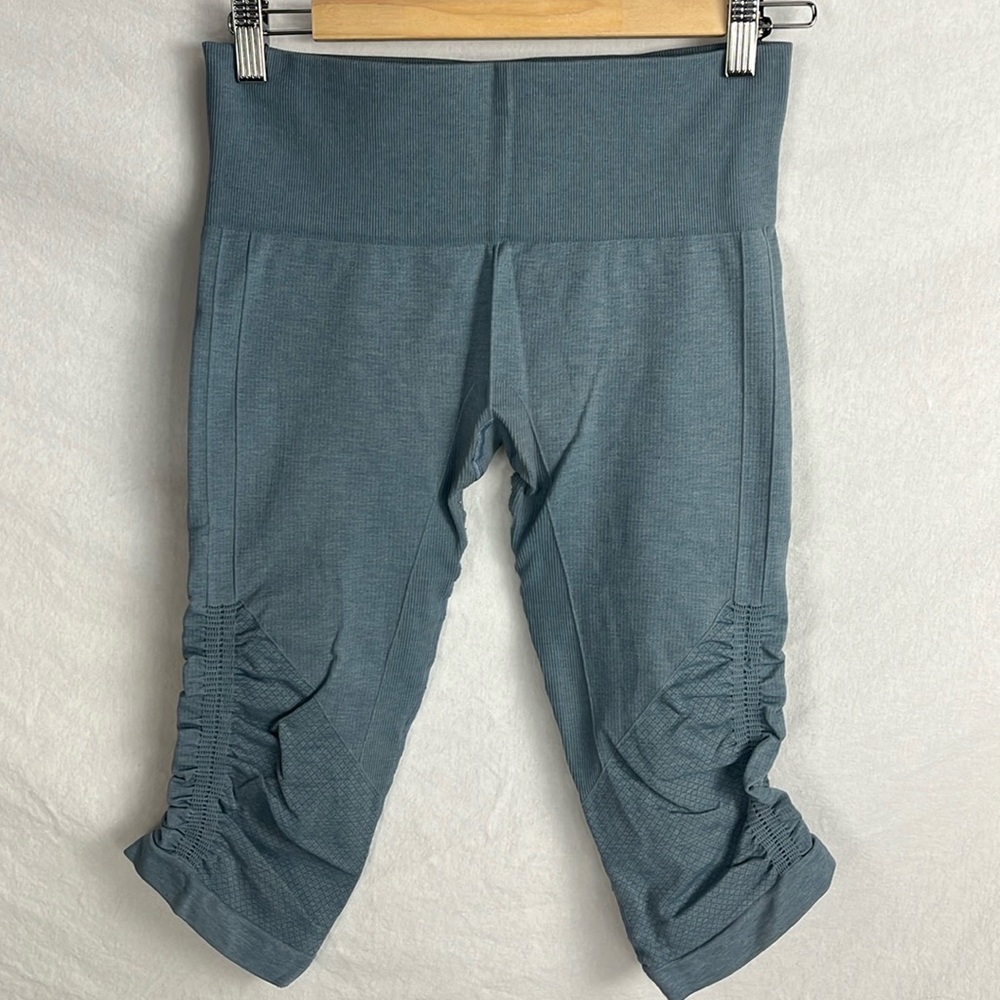 Lululemon medium Capri leggings ebb and flow